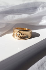 rustikke-guldringe-med-diamanter-naturligt-organisk-antikt-look-smykker-af-sit-eget-guld-guldsmede-i-danmark-med-eget-værksted-pompus-erik-sørensen-constance