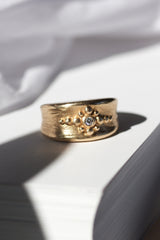 rustikke-guldringe-med-diamanter-naturligt-organisk-antikt-look-smykker-af-sit-eget-guld-guldsmede-i-danmark-med-eget-værksted-pompus-erik-sørensen-constance