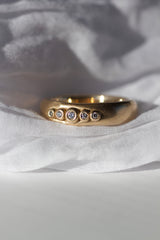 rustikke-diamantringe-guld-i-naturligt-organisk-antikt-look-smykker-af-sit-eget-guld-guldsmede-i-danmark-med-eget-værksted-pompus-erik-sørensen-five-senses.