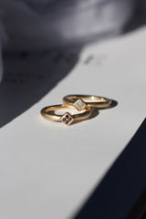 rustikke-harlequinringe-med-sorte-diamanter-naturligt-organisk-antikt-look-smykker-af-sit-eget-guld-guldsmede-i-danmark-med-eget-værksted-pompus-erik-sørensen-harlequin