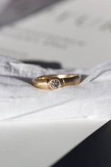 rustikke-guldringe-naturligt-med-diamant-organisk-antikt-look-smykker-af-sit-eget-guld-guldsmede-i-danmark-med-eget-værksted-pompus-erik-sørensen-Settle