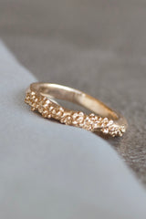 rustikke-guldringe-uden-diamanter-naturligt-organisk-antikt-look-smykker-af-sit-eget-guld-guldsmede-i-danmark-med-eget-vaerksted-pompus-erik-sorensen-sunlight-bw