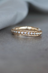 evighedsringe-med-diamanter-hele-vejen-rundt-rustikke-guldringe-med-diamanter-naturligt-organisk-antikt-look-smykker-af-sit-eget-guld-guldsmede-i-danmark-med-eget-værksted-pompus-erik-sørensen