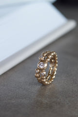 ring-med-små-kugler-dots-rustikke-guldringe-med-diamanter-naturligt-organisk-look-smykker-af-sit-eget-guld-guldsmede-i-danmark-med-eget-værksted-pompus-erik-sørensen-symphony.jpg