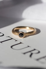 rustikke-med-sorte-diamanter-naturligt-organisk-antikt-look-smykker-af-sit-eget-guld-guldsmede-i-danmark-med-eget-vaerksted-pompus-erik-sorensen-meadow