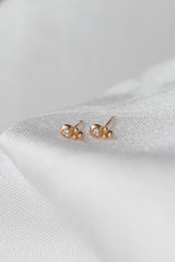 rustikke-guldøreringe-med-diamanter-naturligt-organisk-antikt-look-smykker-af-sit-eget-guld-guldsmede-i-danmark-med-eget-værksted-pompus-erik-sørensen-little-idyll