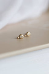 rustikke-guldøreringe-med-diamanter-naturligt-organisk-antikt-look-smykker-af-sit-eget-guld-guldsmede-i-danmark-med-eget-værksted-pompus-erik-sørensen-idyll