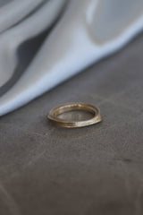 rustikke-guldringe-uden-diamanter-naturligt-organisk-antikt-look-smykker-af-sit-eget-guld-guldsmede-i-danmark-med-eget-værksted-pompus-erik-sørensen-endless