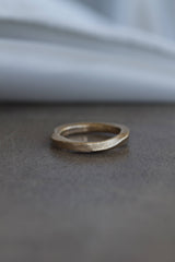 rustikke-guldringe-uden-diamanter-naturligt-organisk-antikt-look-smykker-af-sit-eget-guld-guldsmede-i-danmark-med-eget-værksted-pompus-erik-sørensen-endless