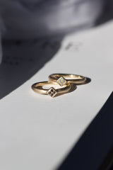 rustikke-harlequinringe-med-diamanter-naturligt-organisk-antikt-look-smykker-af-sit-eget-guld-guldsmede-i-danmark-med-eget-værksted-pompus-erik-sørensen-harlequin