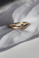 rustikke-harlequinringe-med-diamanter-naturligt-organisk-antikt-look-smykker-af-sit-eget-guld-guldsmede-i-danmark-med-eget-værksted-pompus-erik-sørensen-harlequin