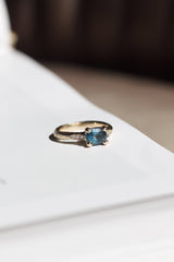 Rustik guldring i 14 karat guld med smuk london blå turmalin samt brillater på siderne. All about ringene skal male verden i farver og symboliserer alt, der giver værdi for den, der bærer den. Mens de emmer af farver og liv, gemmer de på et tomt lærred, der venter på sin historie og betydning. Hvad skal de symbolisere for dig?