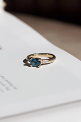 All about ringene skal male verden i farver og symboliserer alt, der giver værdi for den, der bærer den. Mens de emmer af farver og liv, gemmer de på et tomt lærred, der venter på sin historie og betydning. Hvad skal de symbolisere for dig?