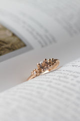 Rustik, feminin guldrind i massiv 14 karat guld. I ringen er fattet en Morganit midten samt to små brillanter i hver deres blomst på siderne. All about ringene skal male verden i farver og symboliserer alt, der giver værdi for den, der bærer den. Mens de emmer af farver og liv, gemmer de på et tomt lærred, der venter på sin historie og betydning. Hvad skal de symbolisere for dig?