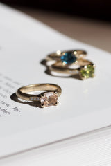 All about ringene skal male verden i farver og symboliserer alt, der giver værdi for den, der bærer den. Mens de emmer af farver og liv, gemmer de på et tomt lærred, der venter på sin historie og betydning. Hvad skal de symbolisere for dig?