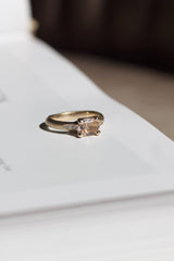 Rustik, massiv guldring i 14 karat med Morganit samt brillanter ned langs siderne. All about ringene skal male verden i farver og symboliserer alt, der giver værdi for den, der bærer den. Mens de emmer af farver og liv, gemmer de på et tomt lærred, der venter på sin historie og betydning. Hvad skal de symbolisere for dig?