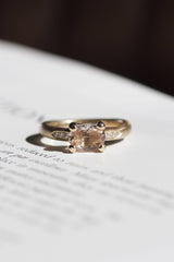 All about ringene skal male verden i farver og symboliserer alt, der giver værdi for den, der bærer den. Mens de emmer af farver og liv, gemmer de på et tomt lærred, der venter på sin historie og betydning. Hvad skal de symbolisere for dig?