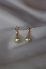 rustikke-blomsterøreringe-hængeøreringe-med-perler-i-14-kt.-guld-håndlavede-danske-smykker-pompus-smykker-af-mit-eget-guld-drømmende-epoch-bella