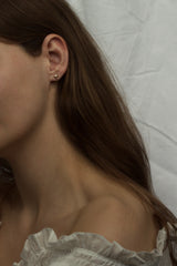 rustikke-guldøreringe-med-diamanter-naturligt-organisk-antikt-look-smykker-af-sit-eget-guld-guldsmede-i-danmark-med-eget-værksted-pompus-erik-sørensen-idyll