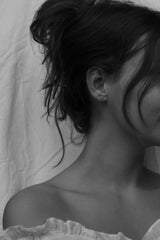 rustikke-guldøreringe-med-diamanter-naturligt-organisk-antikt-look-smykker-af-sit-eget-guld-guldsmede-i-danmark-med-eget-værksted-pompus-erik-sørensen-little-idyll