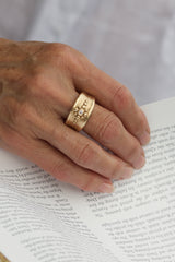 rustikke-guldringe-med-diamanter-naturligt-organisk-antikt-look-smykker-af-sit-eget-guld-guldsmede-i-danmark-med-eget-værksted-pompus-erik-sørensen-constance