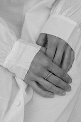 rustikke-guldringe-uden-diamanter-naturligt-organisk-antikt-look-smykker-af-sit-eget-guld-guldsmede-i-danmark-med-eget-vaerksted-pompus-erik-sorensen-sunlight-bw