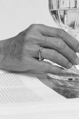 rustikke-harlequinringe-med-sorte-diamanter-naturligt-organisk-antikt-look-smykker-af-sit-eget-guld-guldsmede-i-danmark-med-eget-værksted-pompus-erik-sørensen-harlequin