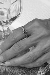 rustikke-med-sorte-diamanter-naturligt-organisk-antikt-look-smykker-af-sit-eget-guld-guldsmede-i-danmark-med-eget-vaerksted-pompus-erik-sorensen-meadow