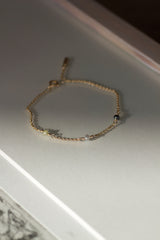 tyndt-guldarmbånd-med-tre-forskellige-diamanter-pompus-handcrafted-alaia