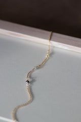 tyndt-guldarmbånd-med-tre-forskellige-diamanter-pompus-handcrafted-alaia