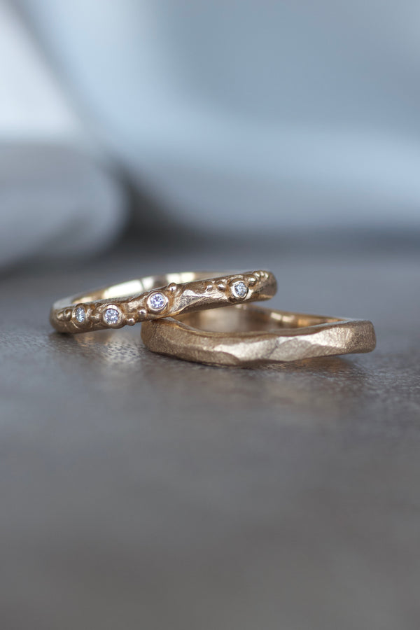 rustikke-guldringe-diamanter-brillanter-handlavede-smykker-handcrafted-jewelry-antikke-pompus-dansk-design-handvaerk-five-champagne