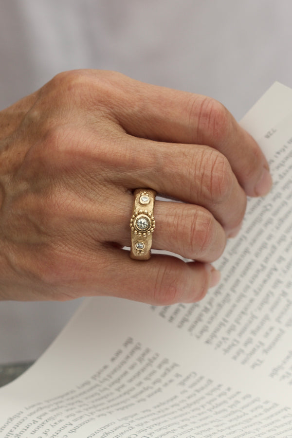 smykker-af-sit-eget-guld-genbrug-gamle-smykker-hvor-meget-er-mine-smykker-værd--hvidguld-og-guld-brillanter-diamanter-dansk-producerede-smykker-pompus-rustikke-organiske-smykker-victoria-statement-ring-pompus