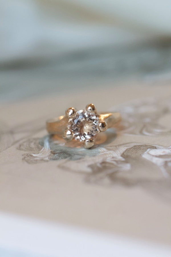 morganit-ring-rustikke-guldringe-med-store-sten-statement-statement-ringe-naturligt-organisk-antikt-look-smykker-af-sit-eget-guld-guldsmede-i-danmark-med-eget-værksted-pompus-erik-sørensen-journey-morganite