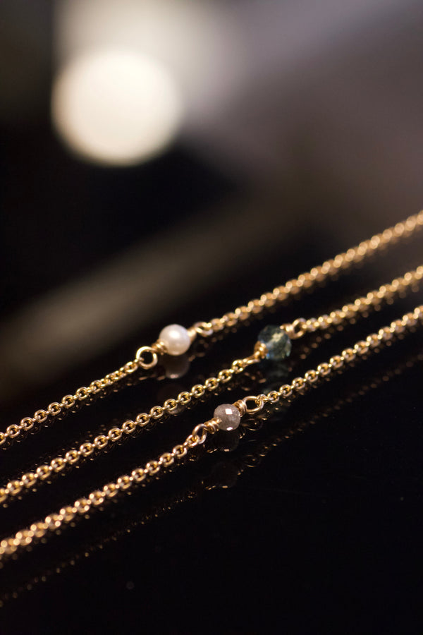 Alaia armbånd i 14 karat guld, rund anker kæde med ædelstene og perler i 17,5 cm fra POMPUS - kan laves i andre størrelser.