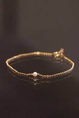 Alaia armbånd i 14 karat guld, rund anker kæde med ferskvandsperle i 17,5 cm fra POMPUS - kan laves i andre størrelser.  