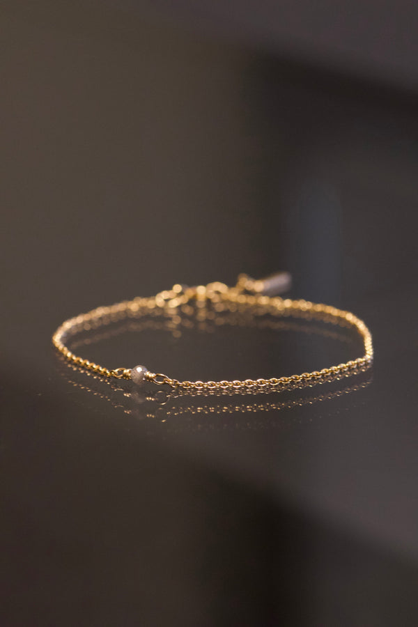 Alaia armbånd i 14 karat guld, rund anker kæde med grå diamant i 17,5 cm fra POMPUS - armbåndene kan laves i andre størrelser.