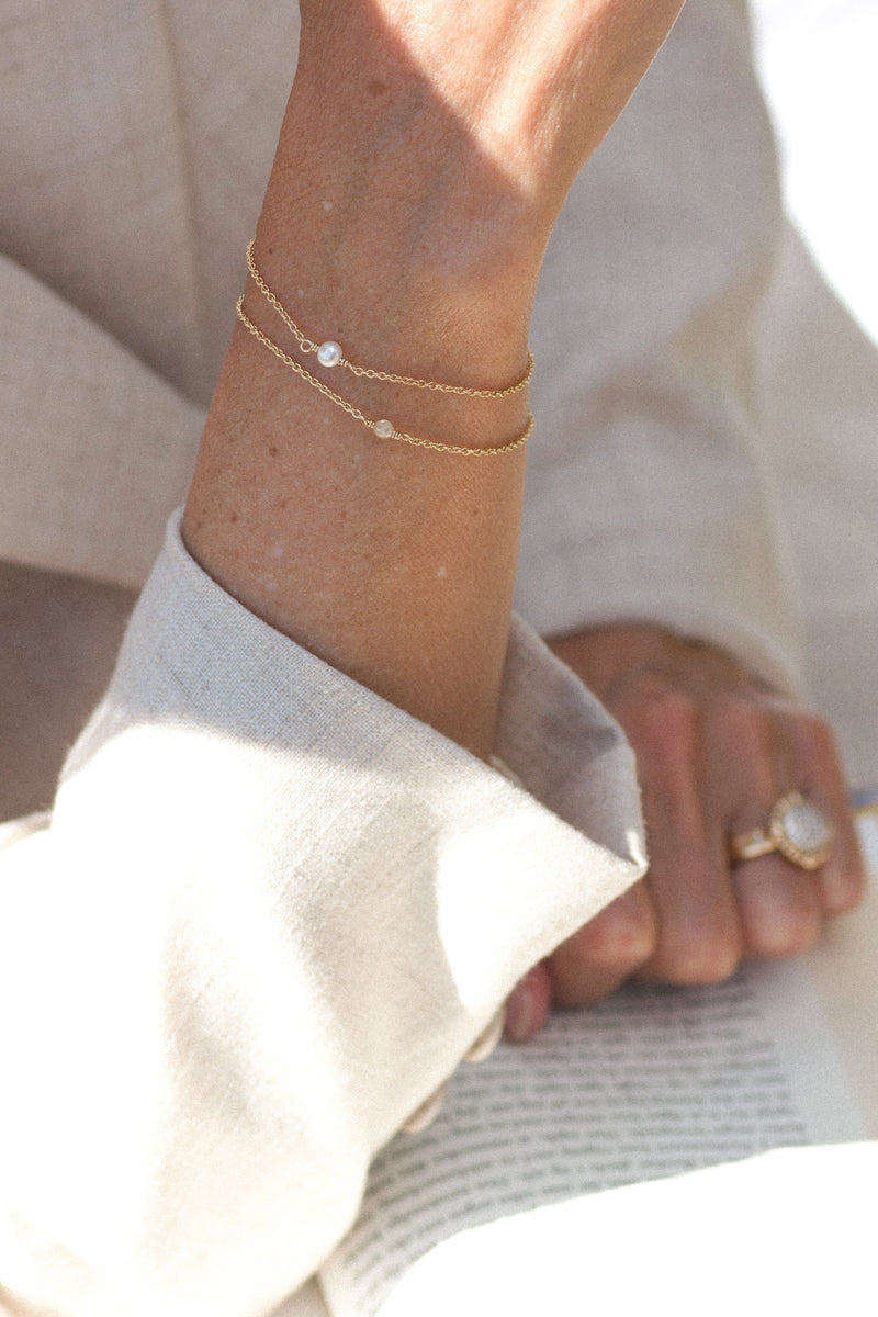 Alaia armbånd i 14 karat guld, rund anker kæde med lys diamant fra POMPUS. Håndlavede smykker fra eget værksted i Danmark.