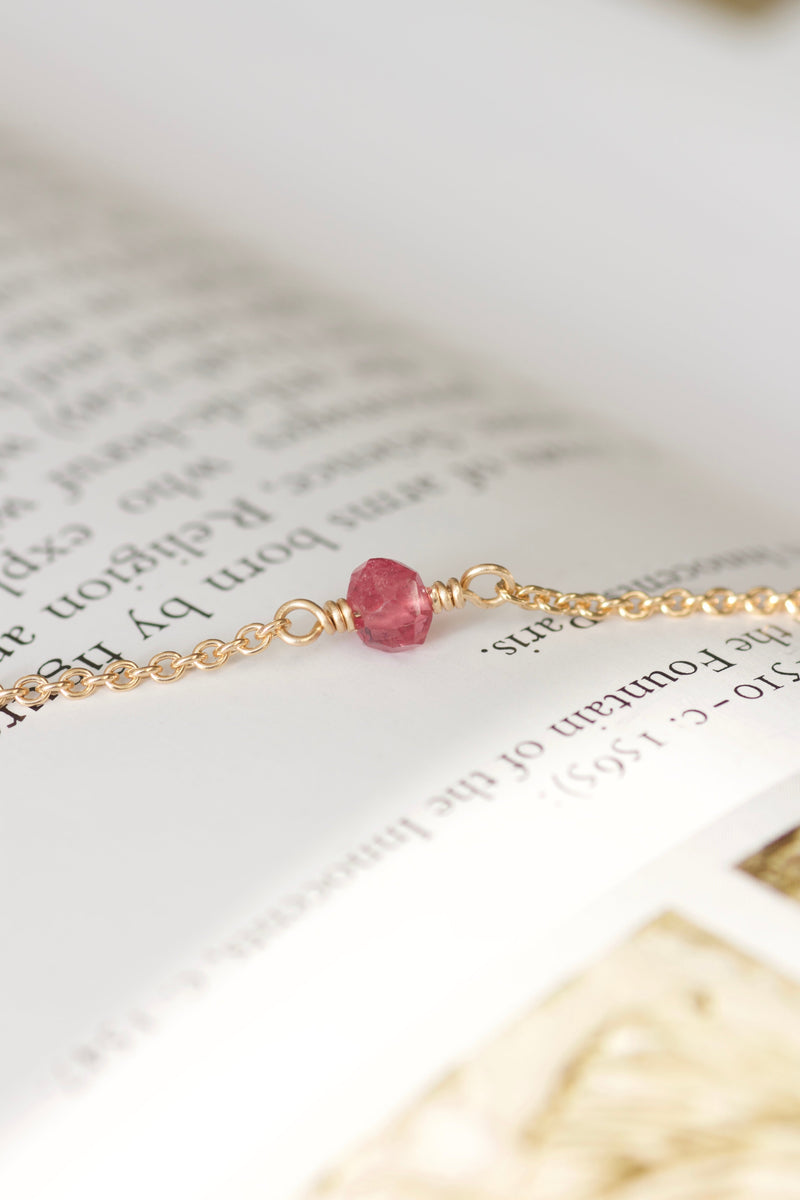 Alaia armbånd med pink turmalin og i 14 karat guld. Smykker fra POMPUS er håndlavede og fra eget værksted her i Danmark. 