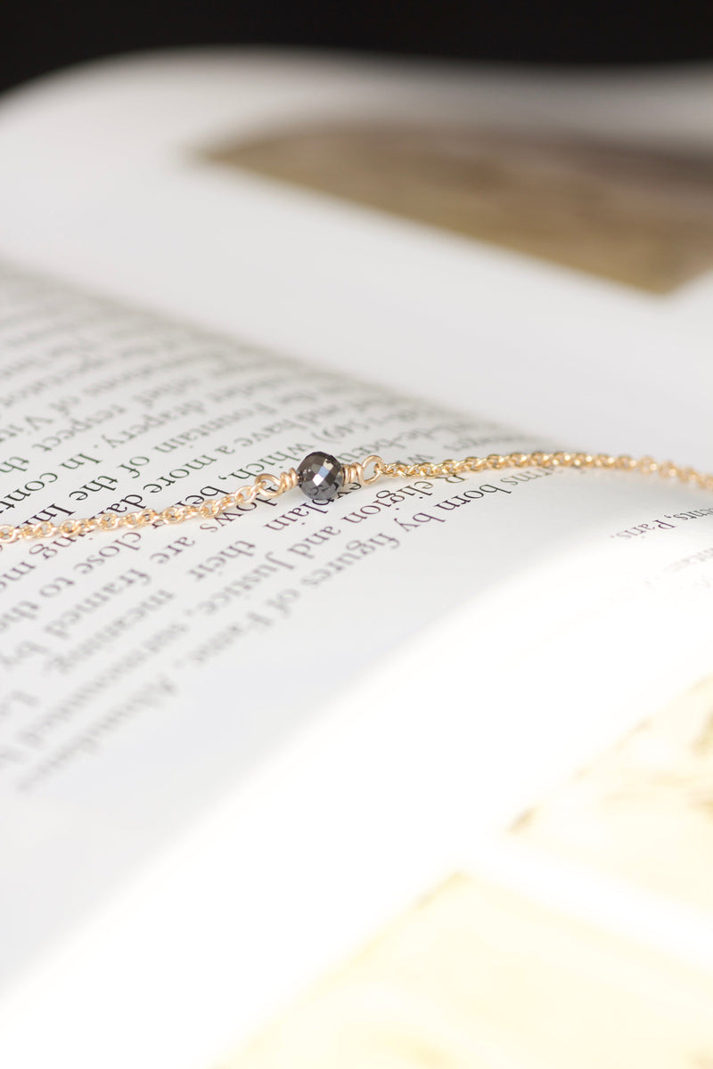 Alaia armbånd fra Pompus i 14 karat guld, rund ankerkæde og med sort diamant. Håndlavede smykker fra POMPUS kommer fra eget værksted i Danmark. 
