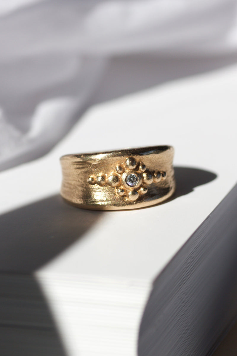 rustikke-guldringe-med-diamanter-naturligt-organisk-antikt-look-smykker-af-sit-eget-guld-guldsmede-i-danmark-med-eget-værksted-pompus-erik-sørensen-constance