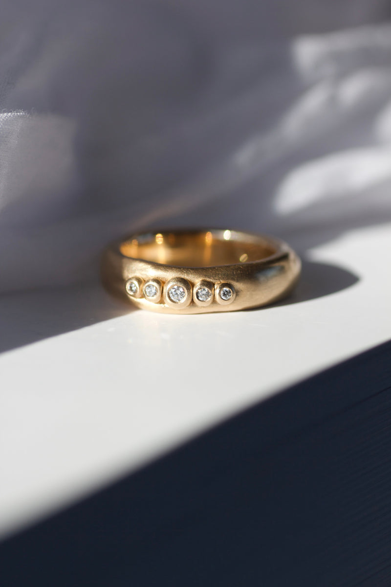 rustikke-diamantringe-guld-i-naturligt-organisk-antikt-look-smykker-af-sit-eget-guld-guldsmede-i-danmark-med-eget-værksted-pompus-erik-sørensen-five-senses.