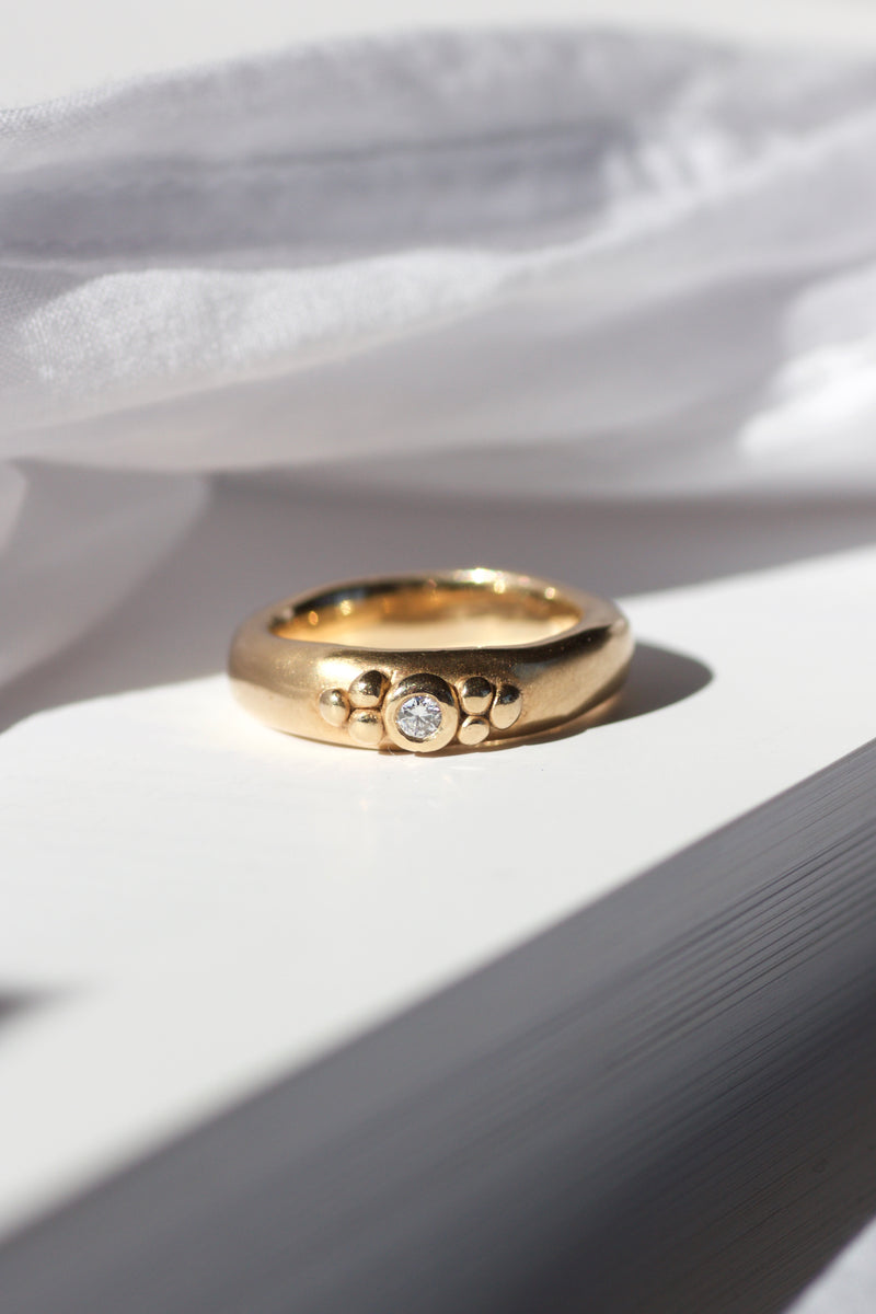 rustikke-guldringe-med-diamanter-naturligt-organisk-look-smykker-af-sit-eget-guld-guldsmede-i-danmark-med-eget-værksted-pompus-erik-sørensen