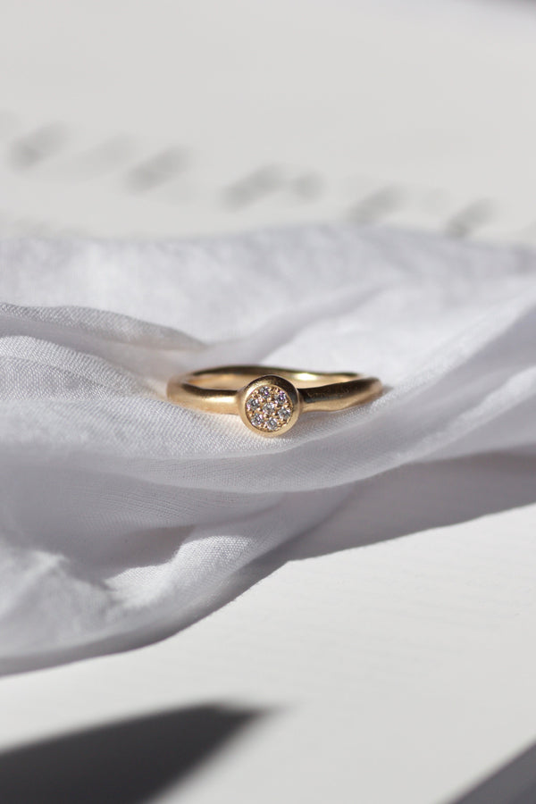 ct. Top wesselton vvs. Meadow ring med 7 pavéfattede brillanter / diamanter på i alt  Ringen er fra vores Ancient kollektion og er i 14 karat guld. 