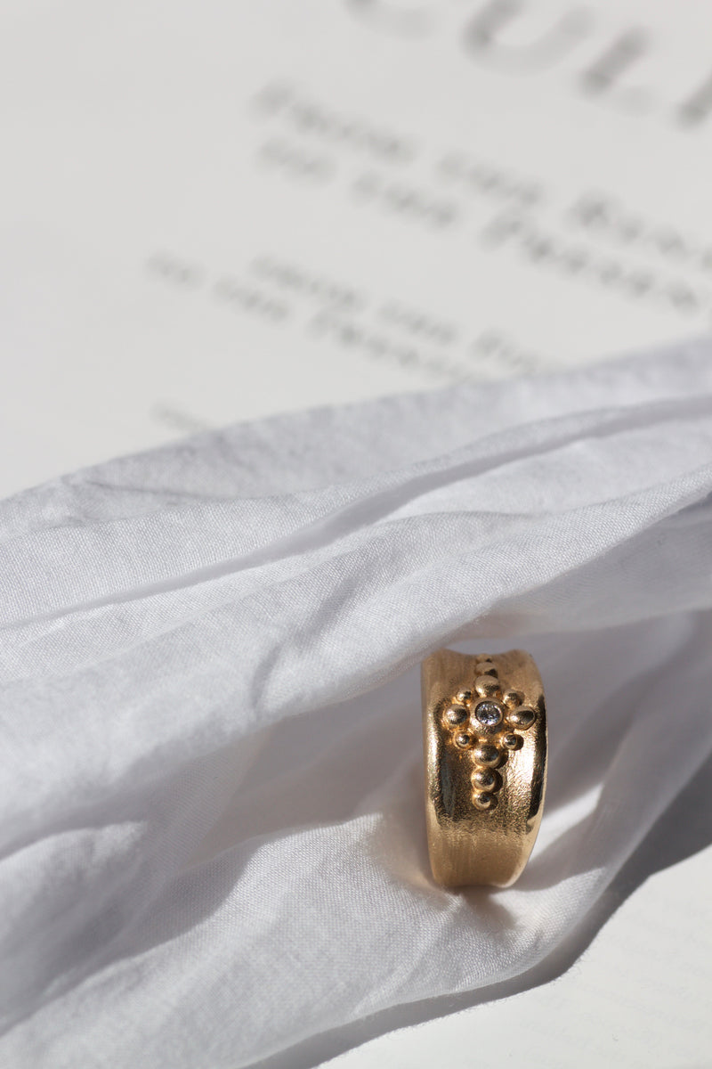 rustikke-guldringe-med-diamanter-naturligt-organisk-antikt-look-smykker-af-sit-eget-guld-guldsmede-i-danmark-med-eget-værksted-pompus-erik-sørensen-constance