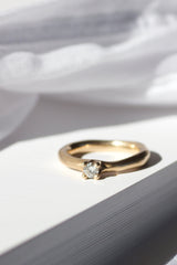 Simply ring i 14 karat guld, fin materet overflade samt én 0,20 ct. Top wesselton vvs brillant/diamant. ringen er det man kalder en solitairering og er fra vores ancient kollektion