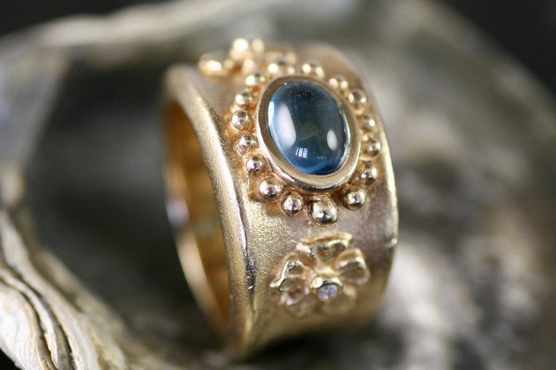 14 karat guldring med cabochon sleben blå topas og brillanter  