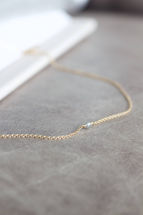 Alaia halskæde i 14 karat guld, rund anker kæde med lys diamant fra POMPUS. Håndlavede smykker fra eget værksted i Danmark.
