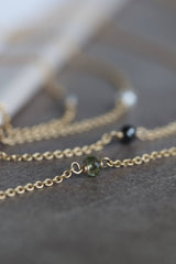 Alaia halskæde i 14 karat guld, rund anker kæde med hvid diamanter, ædelstene og perler fra POMPUS. Håndlavede smykker fra eget værksted i Danmark