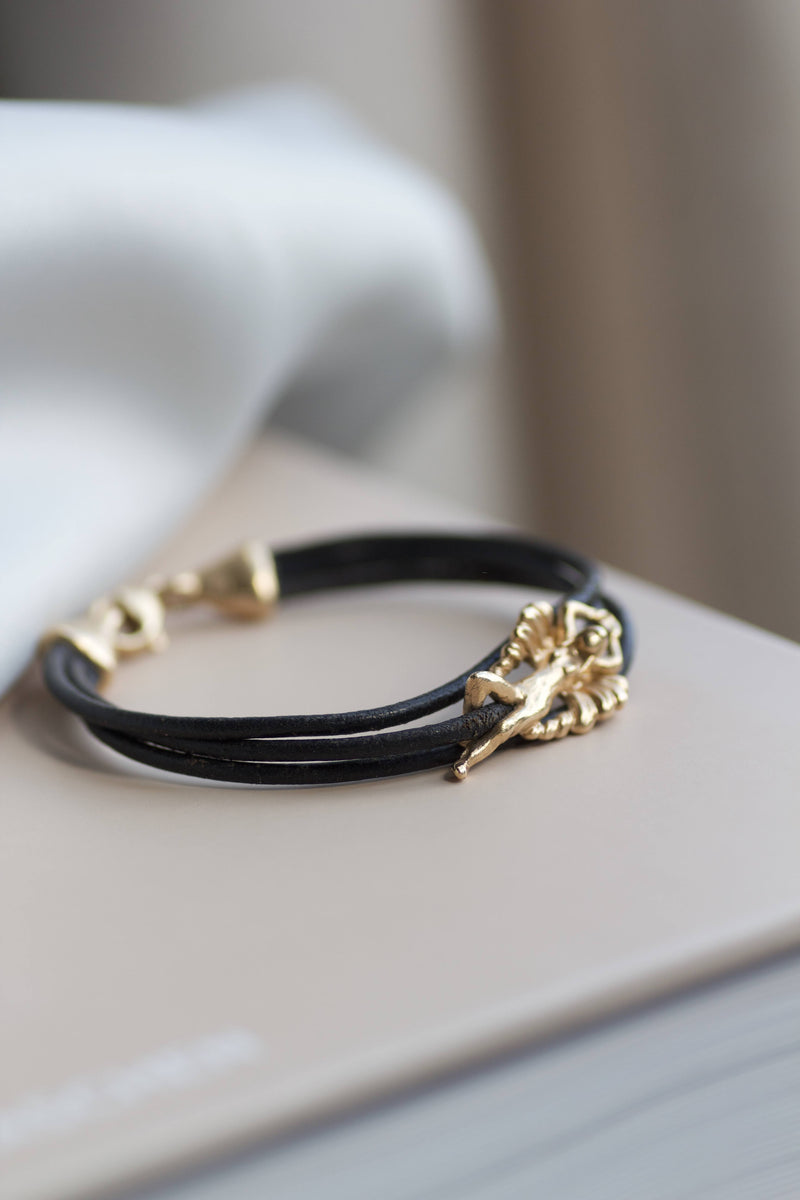 engle_laederarmband_handlavede_smykker_dansk_design_handcrafted_danish_jewelry_diamonds_diamant_ring_copenhagen_pompus_angel_belladonna.jpg