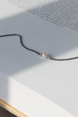 fine-tynde-perlearmbånd-i-guld-med-diamanter-ædelsten-turmaliner-akvamariner-perler-oxyderet-farver-håndbundet-på-guldsmedværksted-smykker-af-sit-eget-guld-guldsmede-i-danmark-med-eget-værksted-pompus-alaia-med-perle.jpg